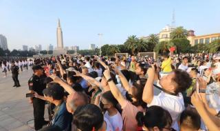 南昌八一广场举行升旗仪式